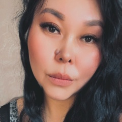 Laura S, Кызыл