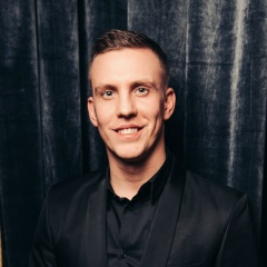 Тони По, Санкт-Петербург