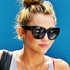 Ashley Benson, 26.03, Los Angeles