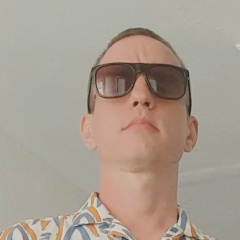 Денис Леонов