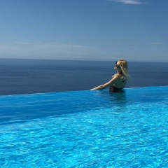 Martini White, Happy