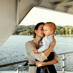 Emmi Karamyan, Praha